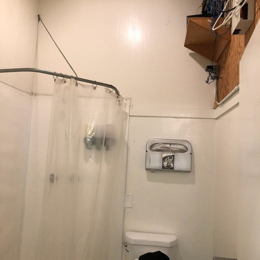 Time Zone Hostel Hollywood Los Angeles California — Bathroom