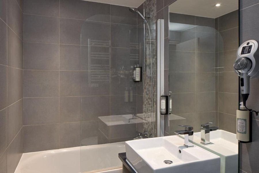 Timhotel Paris Gare de l Est — Bathroom