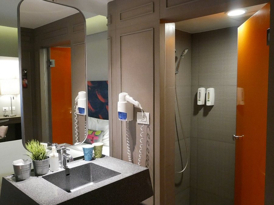 Tinidee Trendy Bangkok Khaosan — Bathroom