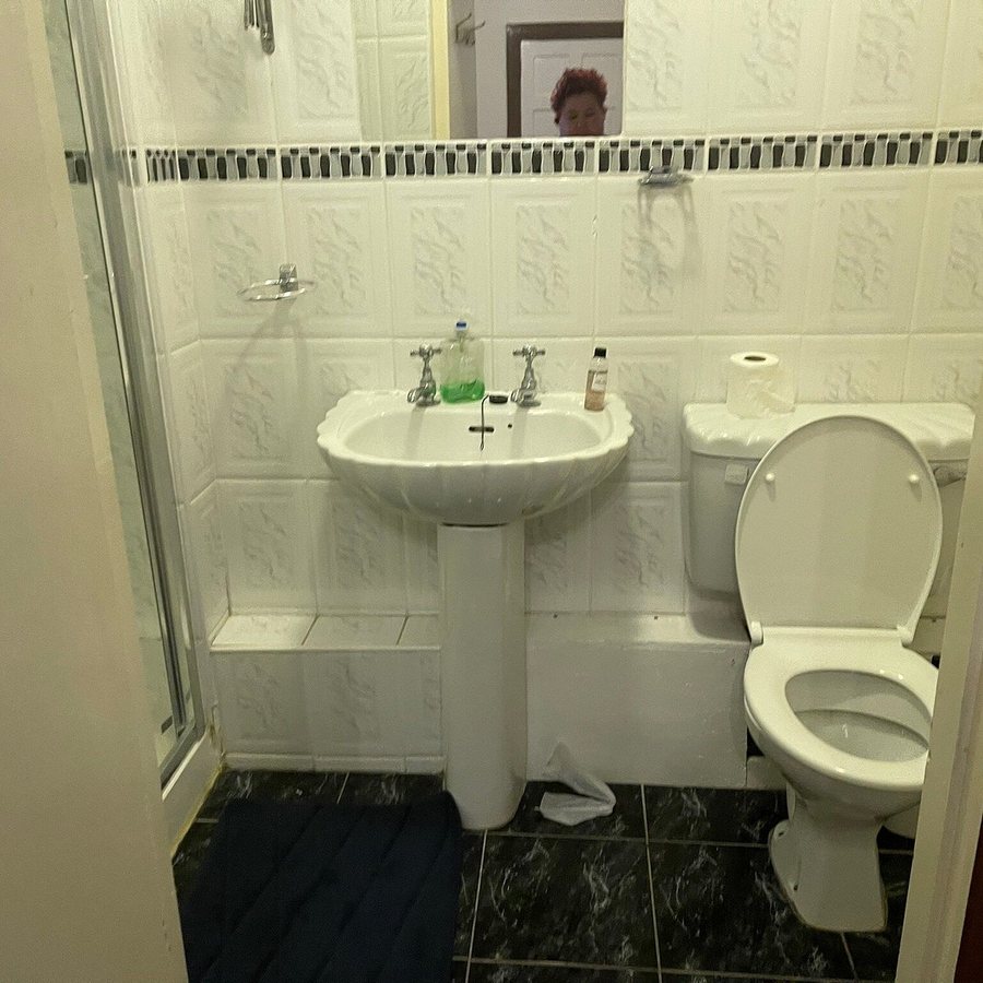 Tir Na Nog Bed Breakfast — Bathroom