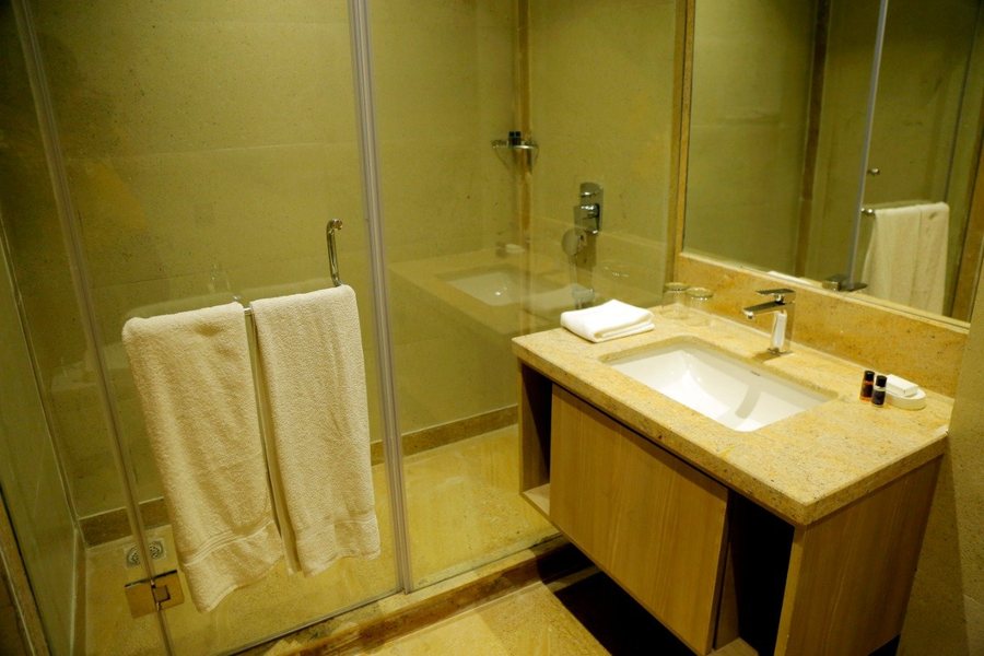 Tivoli Garden Resort — Bathroom