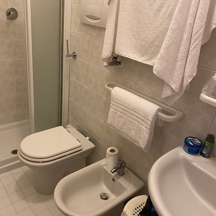 Tivoli Hotel — Bathroom