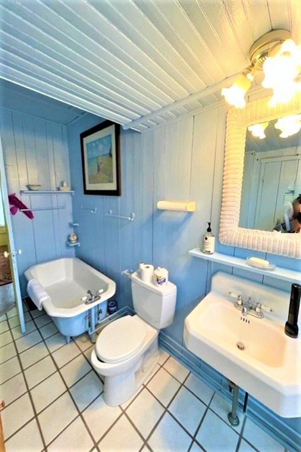 Tivoli Inn — Bathroom