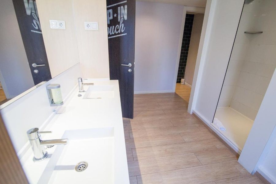 TOC Hostel Madrid — Bathroom