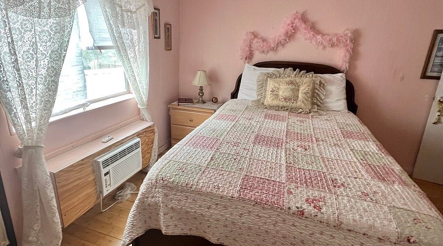 Tombstone Boarding House Bed and Breakfast — Guest room