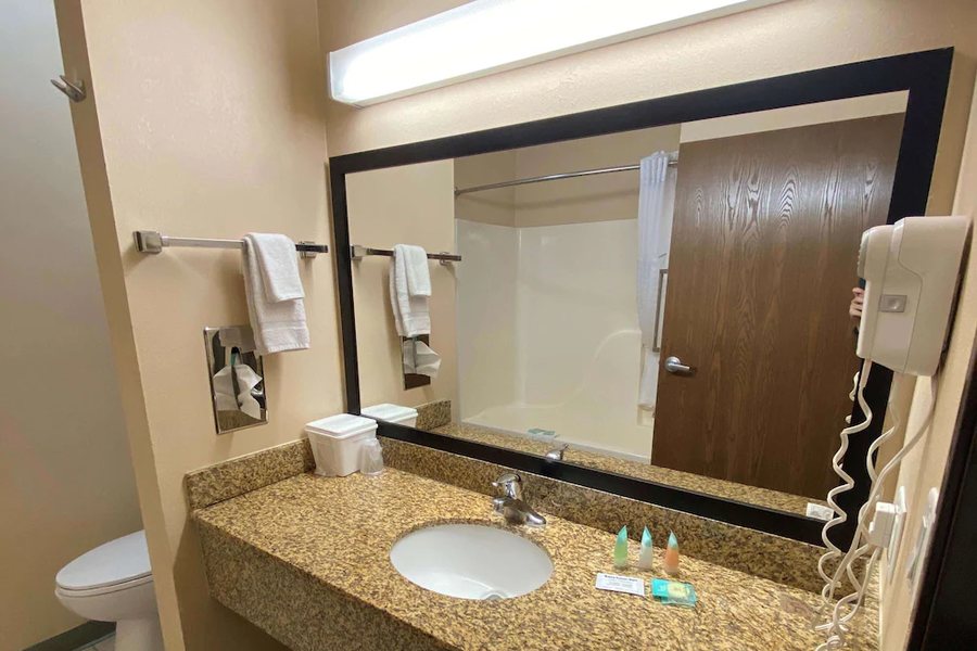 Tombstone Grand Hotel A Baymont By Wyndham — Bathroom
