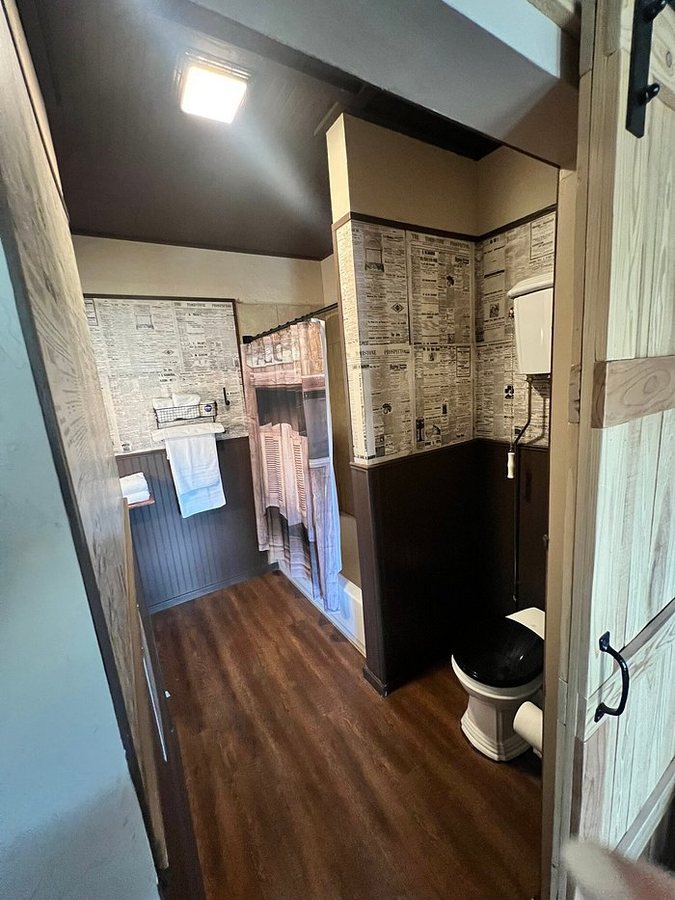 Tombstone Miners Cabins — Bathroom