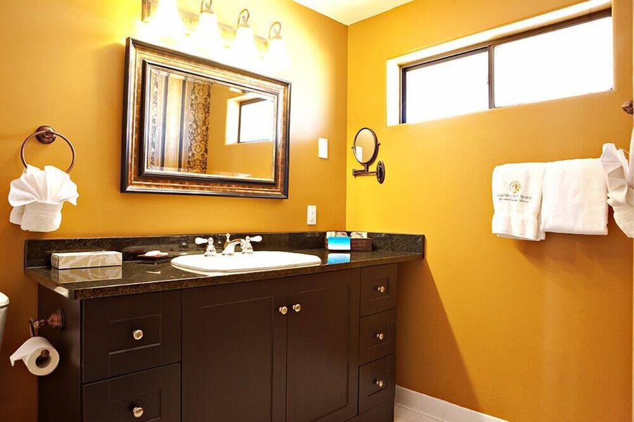 Tombstone Monument Ranch — Bathroom
