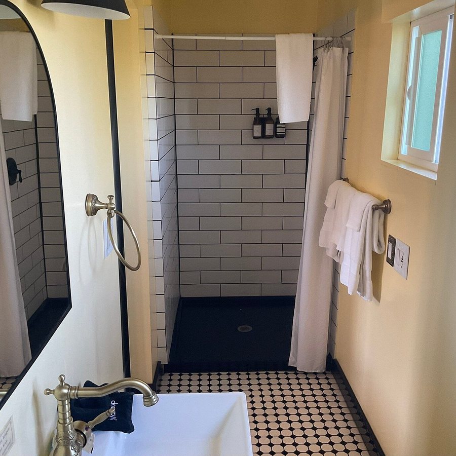 Tombstone Sagebrush Inn — Bathroom
