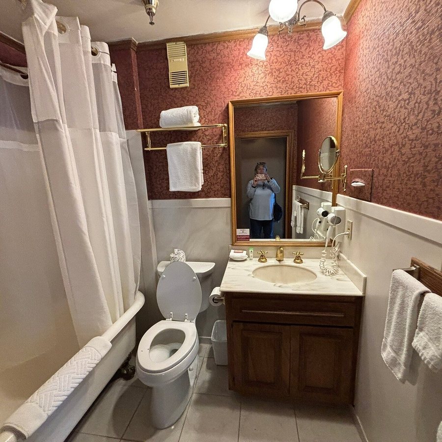 Tonopah Station Hotel Casino RV Park — Bathroom