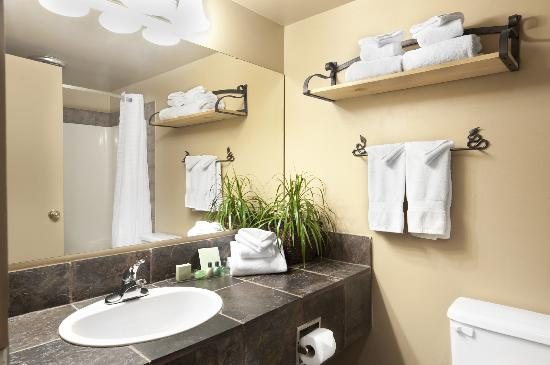 Tonquin Inn — Bathroom