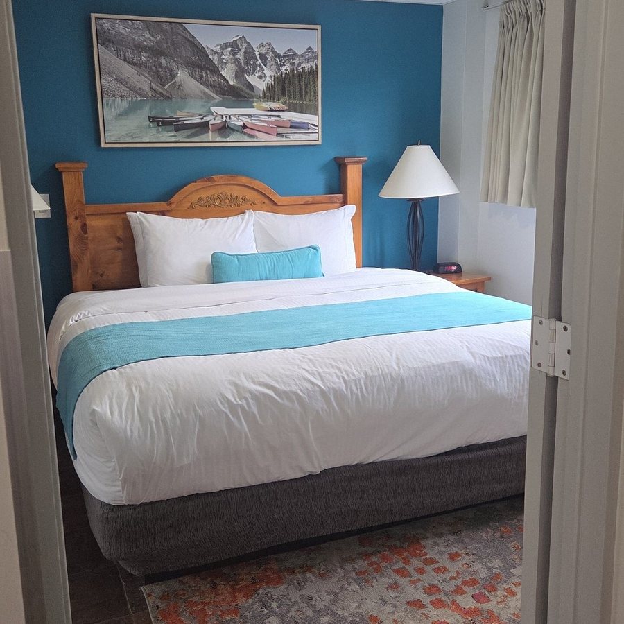 Tonquin Inn — Guest room