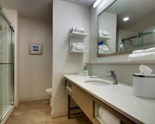 Topsail Shores Inn — Bathroom