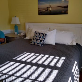 Topsail Shores Inn — Guest room