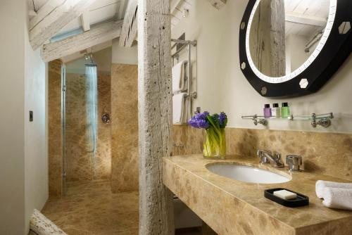 Torre Dell Orologio Suites — Bathroom