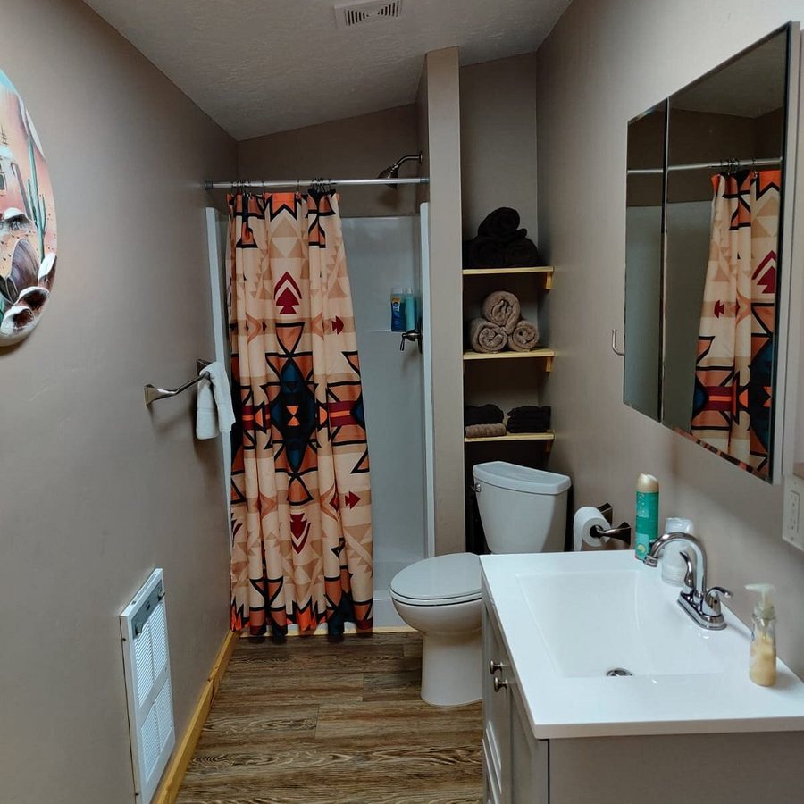 Torrey Trading Post and Cabins — Bathroom