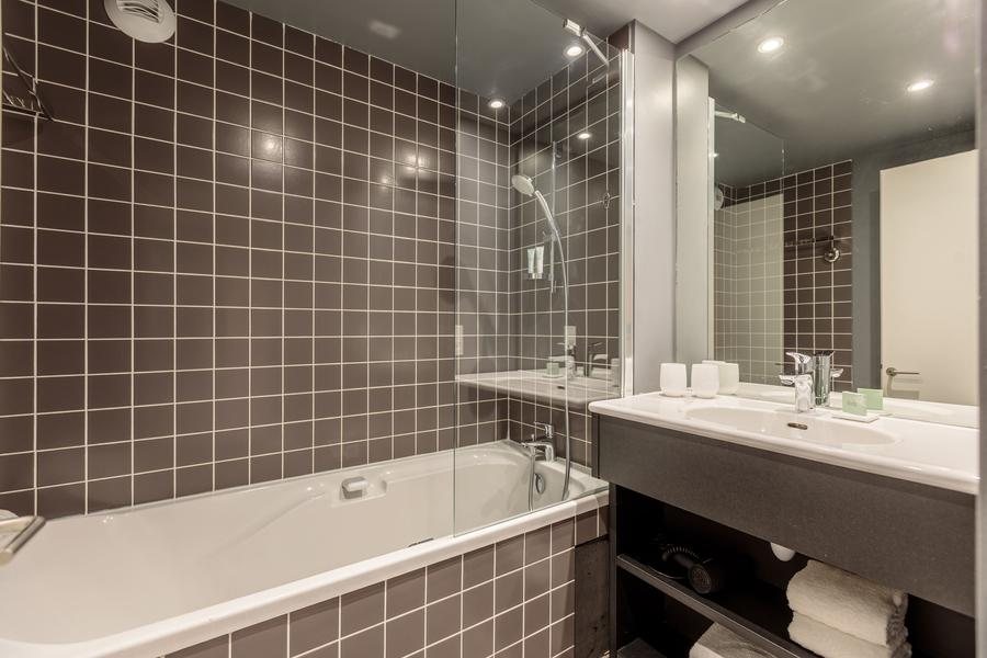 Totem Hotel and Suites — Bathroom