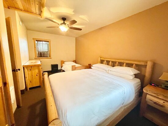 Totem Hotel and Suites — Guest room