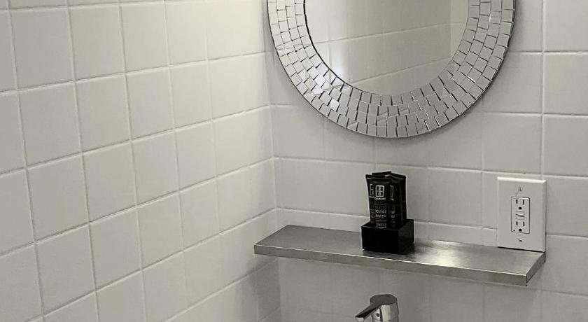 Touchstone Hotel City Center — Bathroom