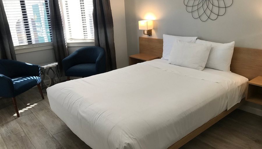 Touchstone Hotel City Center — Guest room