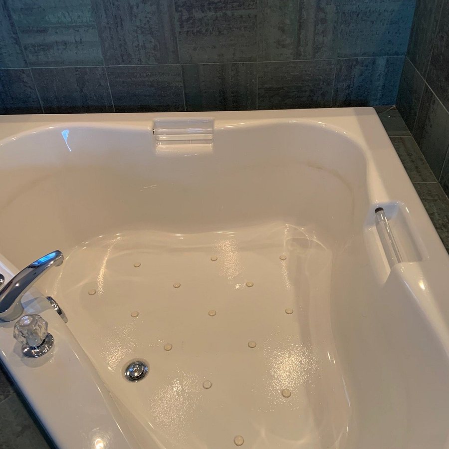 Tower Inn Suites — Bathroom