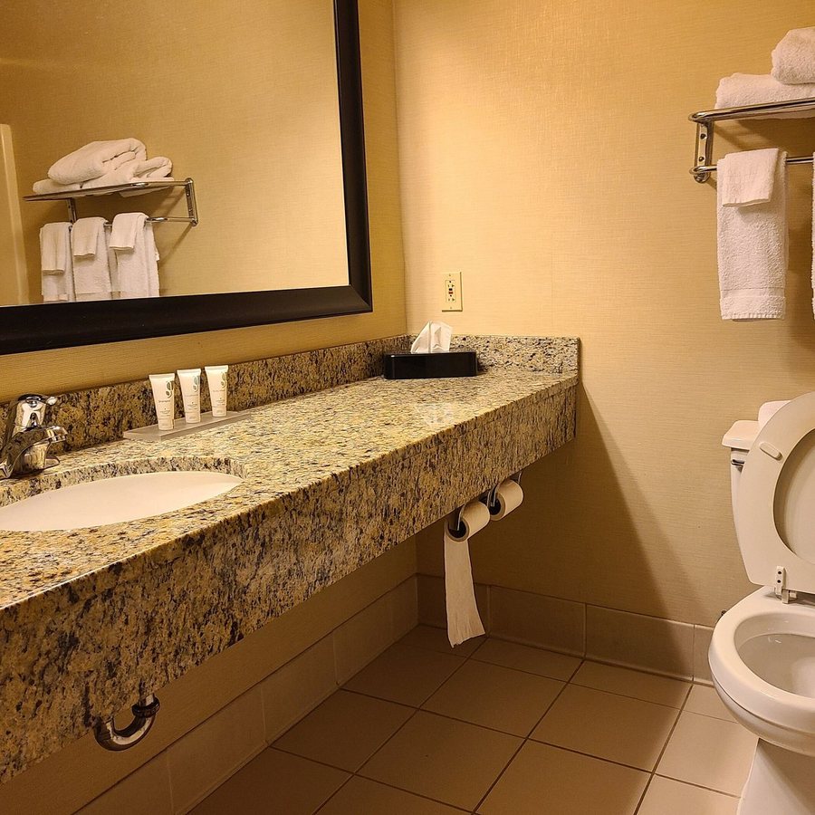 Town Country Inn and Suites — Bathroom