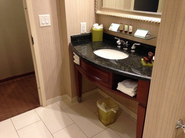 Town Country Inn and Suites Quincy — Bathroom