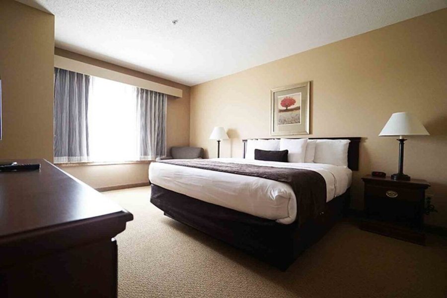 Town Country Inn and Suites Quincy — Guest room