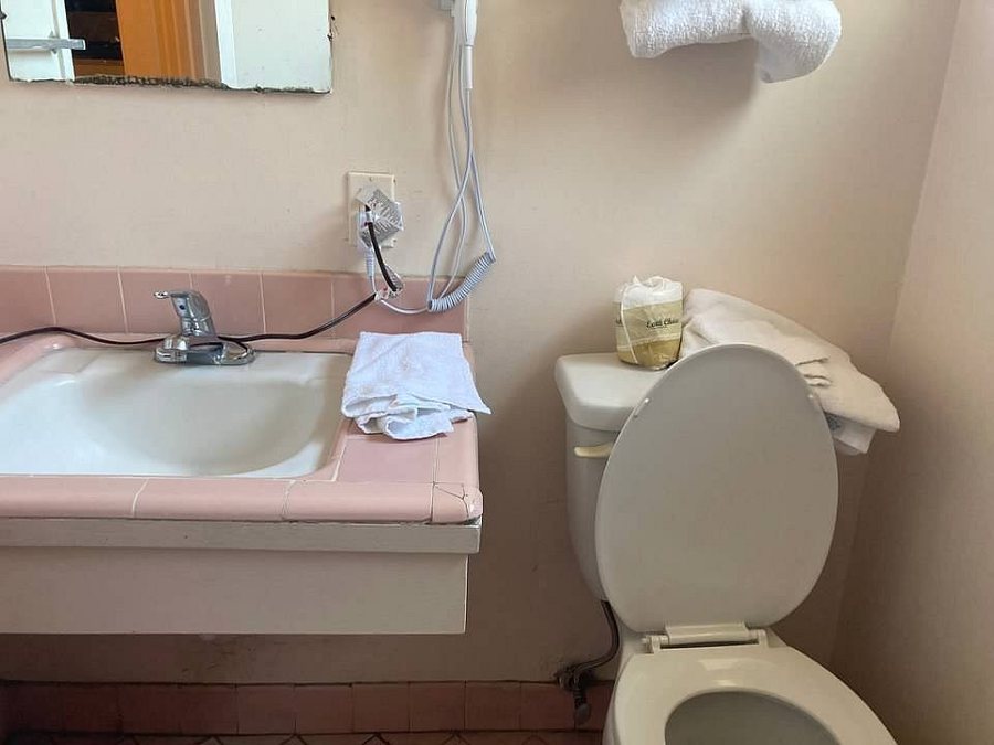 Town House Motel — Bathroom