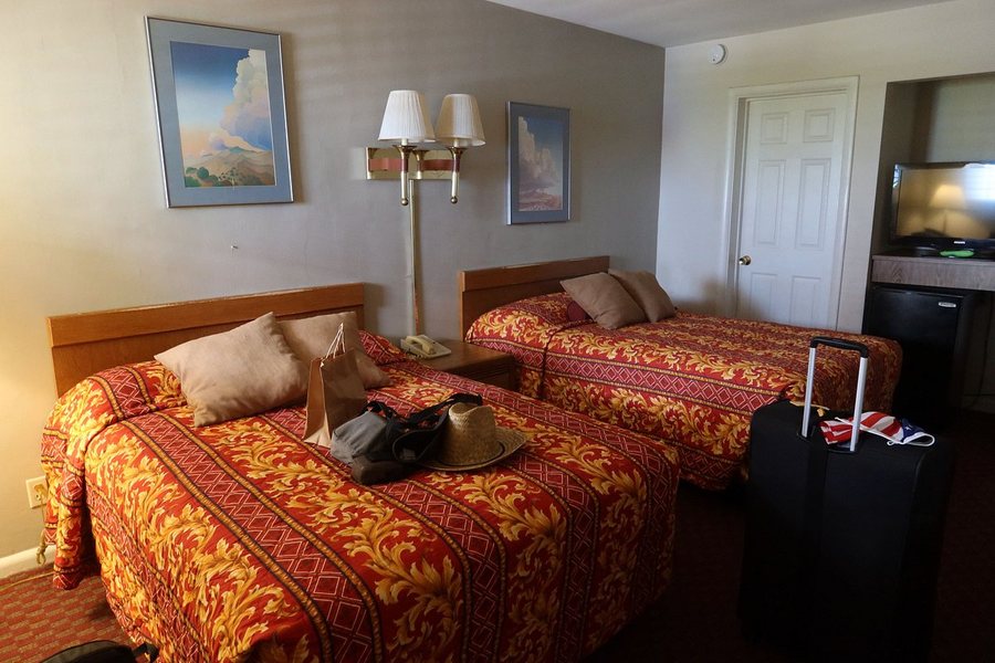 Town House Motel — Guest room