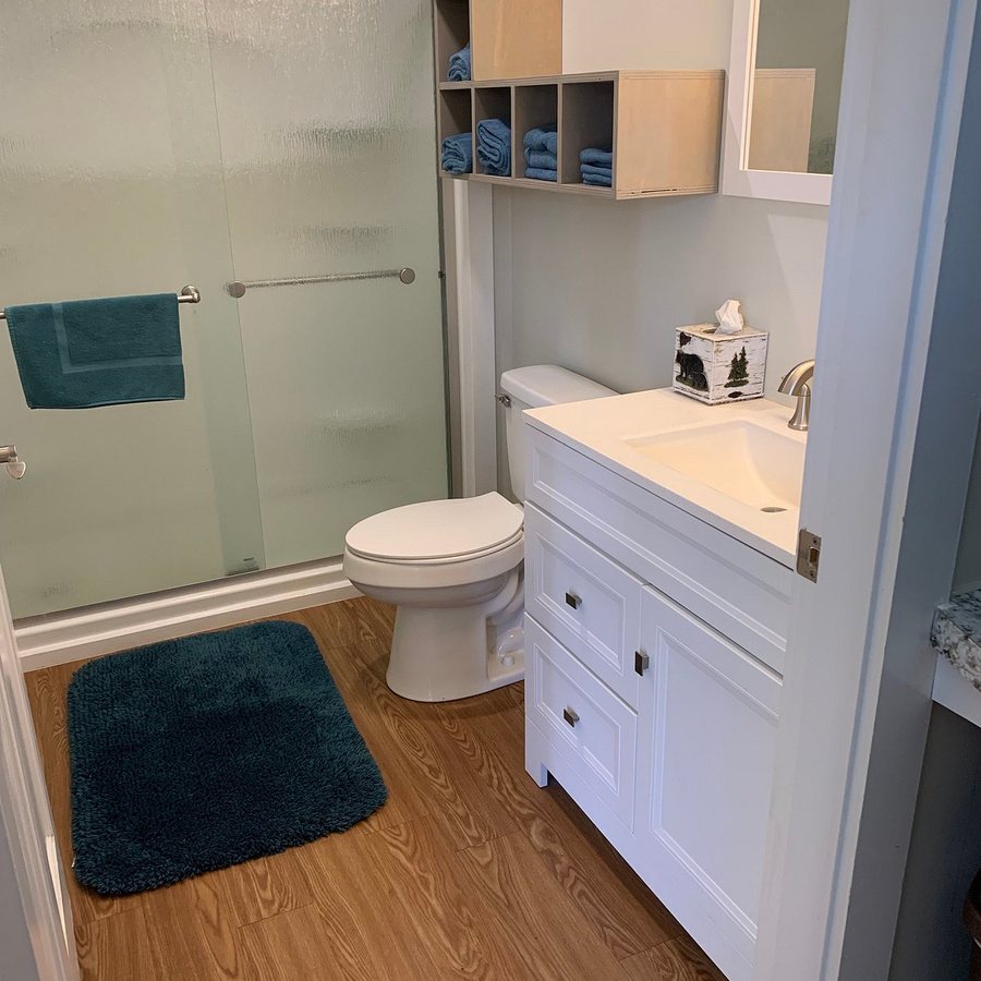 Town Lake Motel — Bathroom