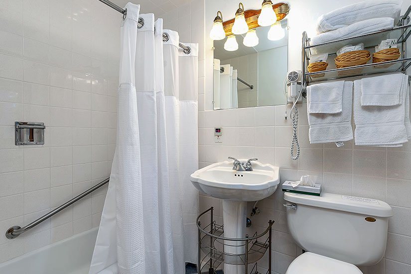 Towne Lyne Motel — Bathroom
