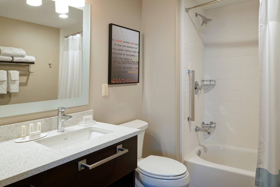 Towneplace Stes Midla Marriott — Bathroom