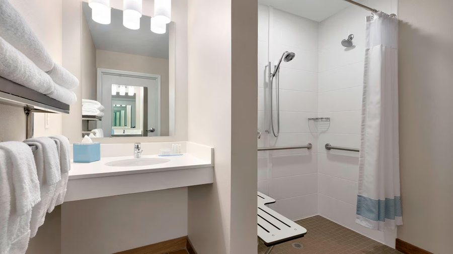 TownePlace Suites Altoona — Bathroom