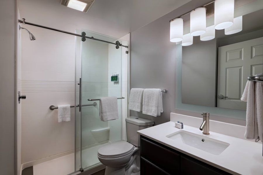 TownePlace Suites Baton Rouge Port Allen — Bathroom