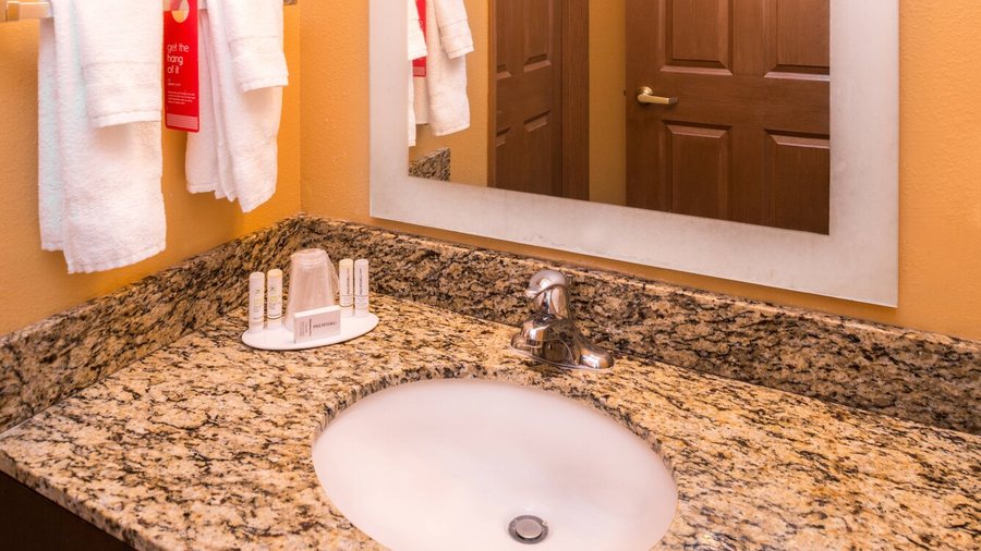 TownePlace Suites by Marriott Anaheim Maingate Near Angel Stadium — Bathroom