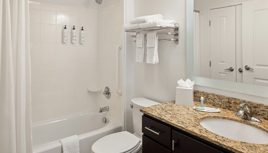 TownePlace Suites by Marriott Bloomington — Bathroom