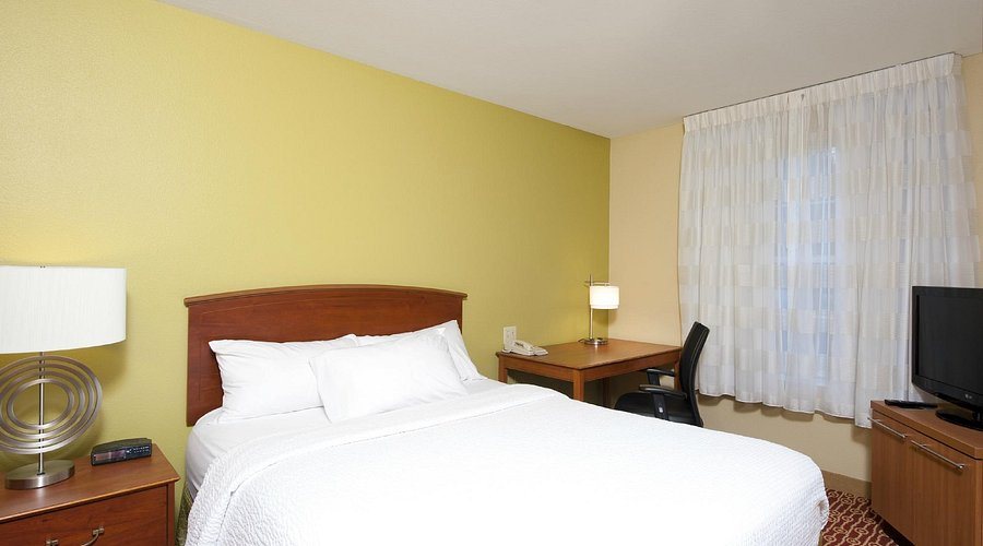 TownePlace Suites by Marriott Bloomington — Guest room