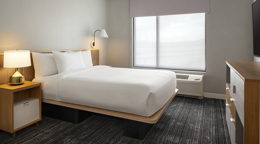 TownePlace Suites by Marriott Charlotte LoSo Airport — Guest room