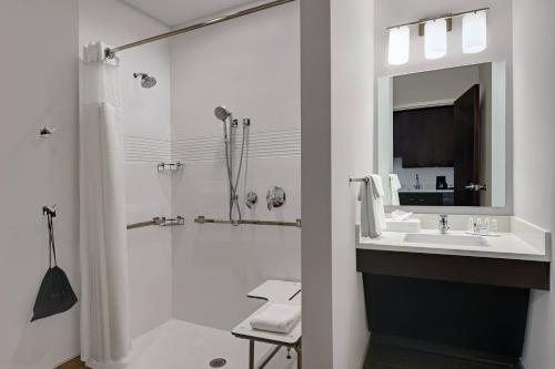 TownePlace Suites by Marriott Cincinnati Downtown — Bathroom