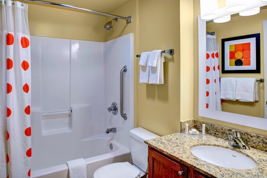 TownePlace Suites by Marriott Cleveland — Bathroom