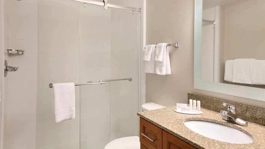 TownePlace Suites by Marriott Denver Airport at Gateway Park — Bathroom