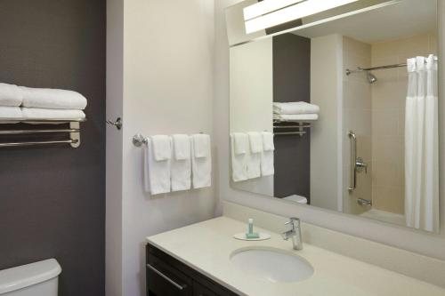 TownePlace Suites by Marriott Dickinson — Bathroom
