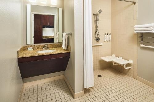 TownePlace Suites by Marriott Garden City Garden City Kansas — Bathroom