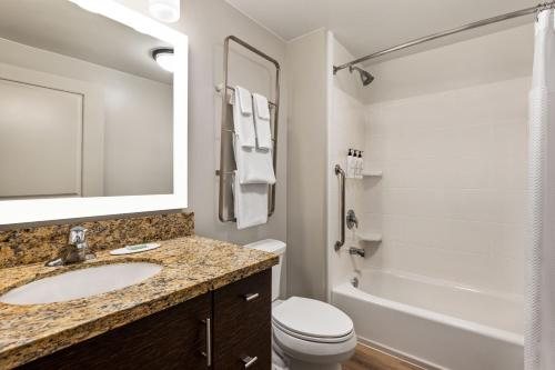TownePlace Suites by Marriott Harrisburg West Mechanicsburg — Bathroom