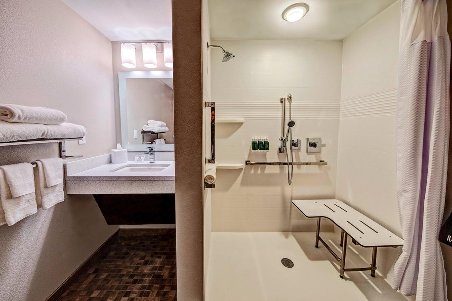 TownePlace Suites by Marriott Hot Springs — Bathroom