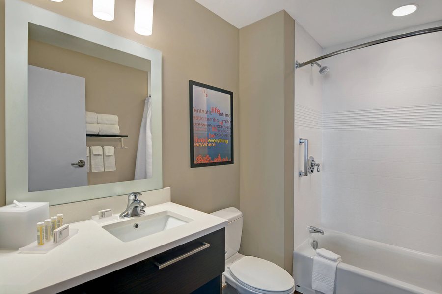 TownePlace Suites by Marriott Indianapolis Downtown — Bathroom