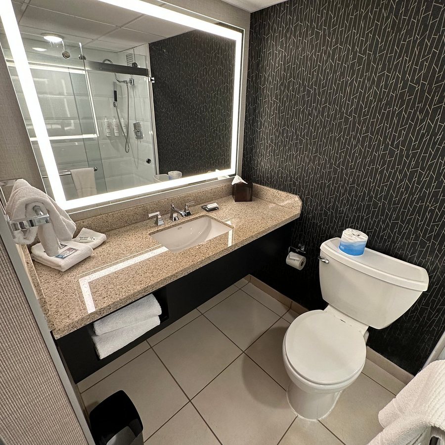 TownePlace Suites by Marriott Kansas City Airport — Bathroom