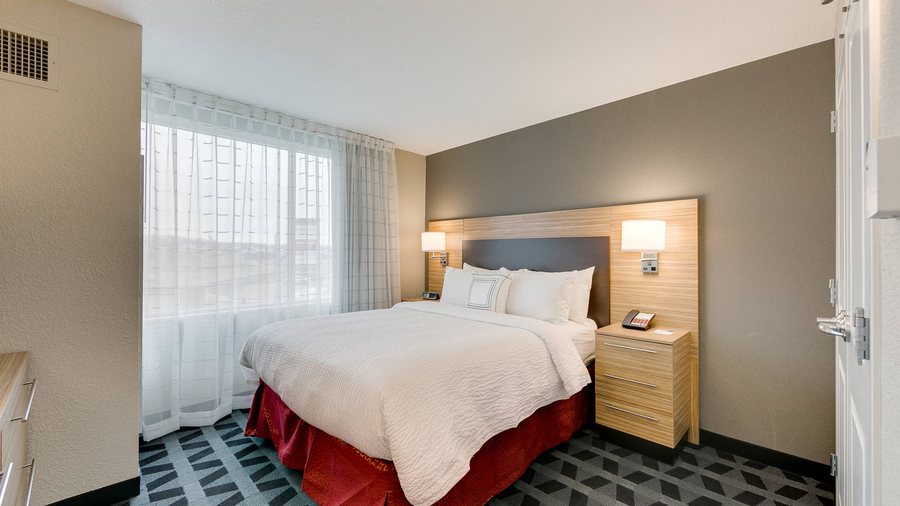 TownePlace Suites by Marriott Kansas City Airport — Guest room