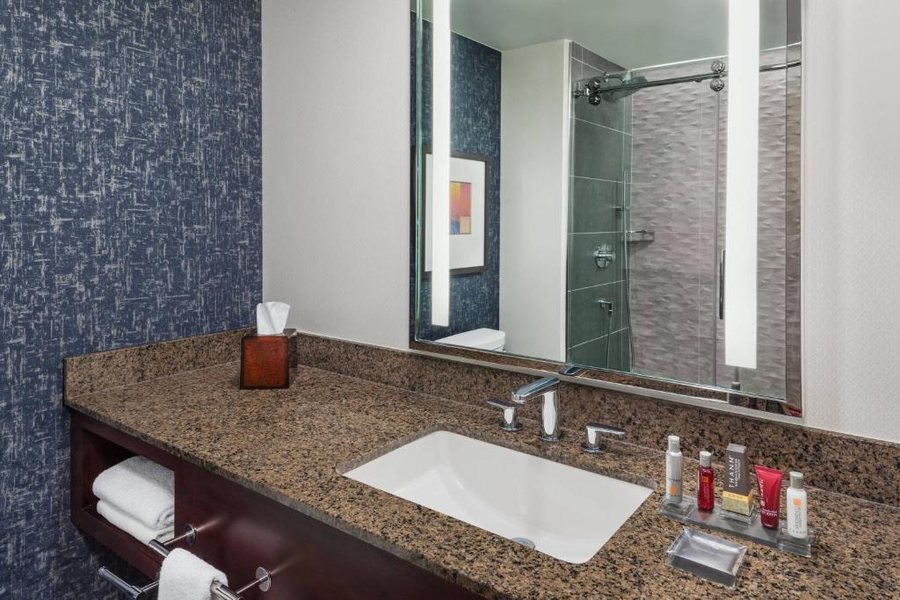 TownePlace Suites by Marriott Lancaster — Bathroom